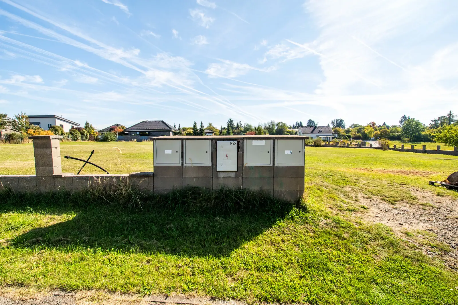 Rozvaděče elektřiny zabudované v oplocení parcel