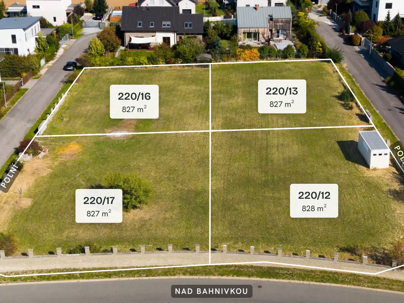 Čtyři stavební parcely v Pacově u Říčan z dronu s čísly parcel a výměrami 827–828 m², kolem ulice Polní a Nad Bahnivkou