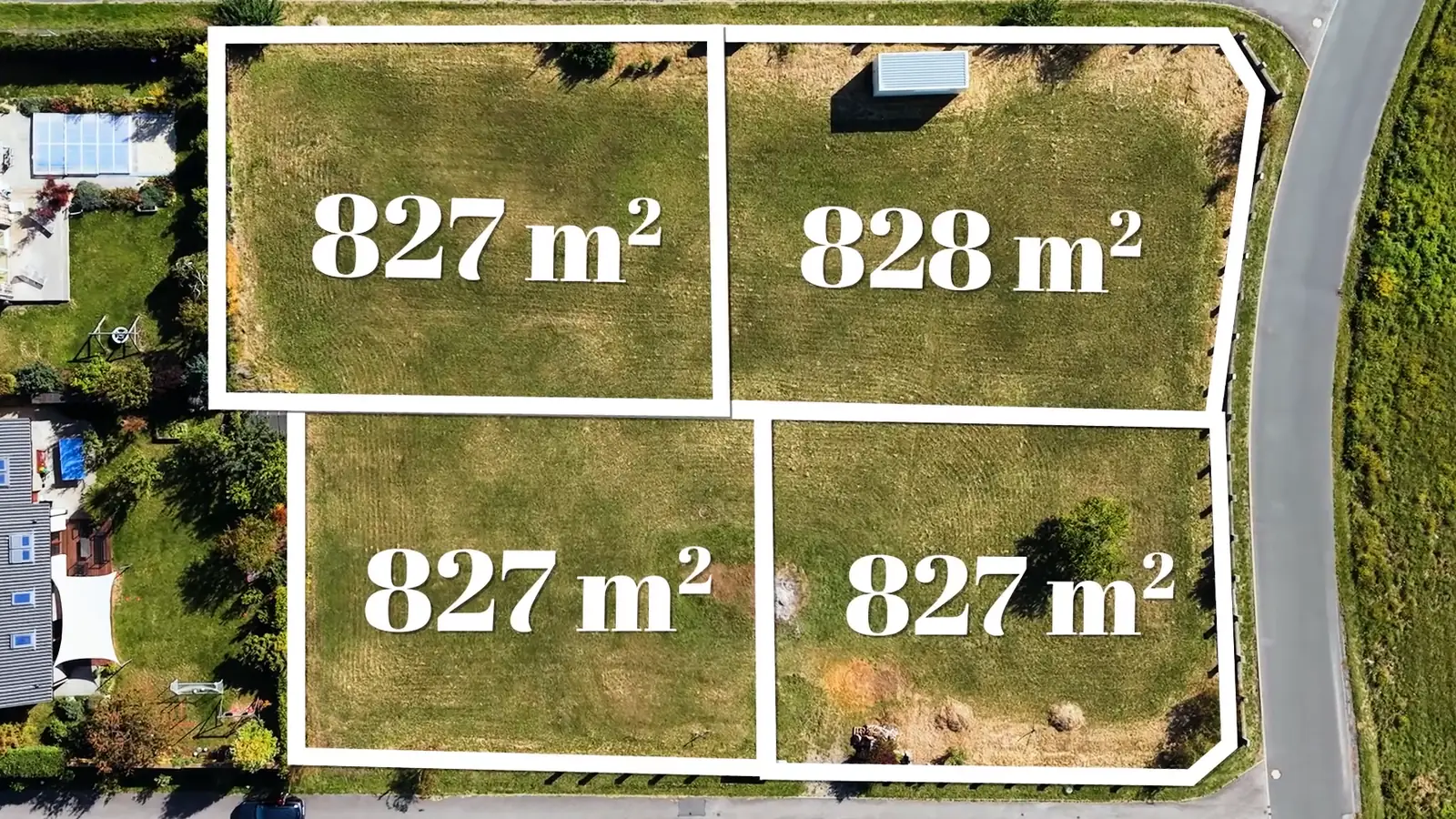 Čtyři stavební parcely v Pacově u Říčan z dronu s vyznačenými hranicemi a výměrami 827–828 m²