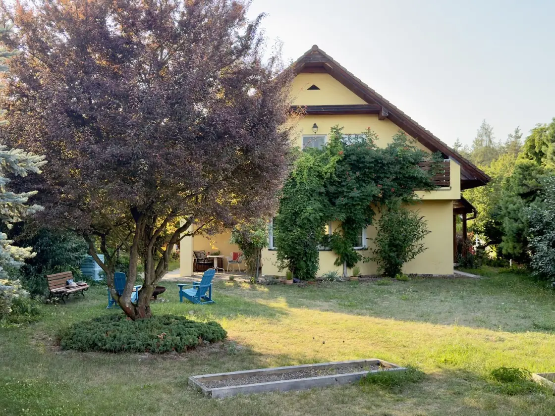 Rodinný dům se vzrostlou zahradou a posezením pod stromem